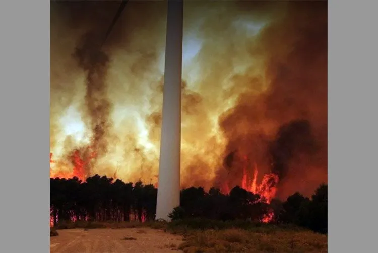Un incendie de forêt en Catalogne menace un parc éolien