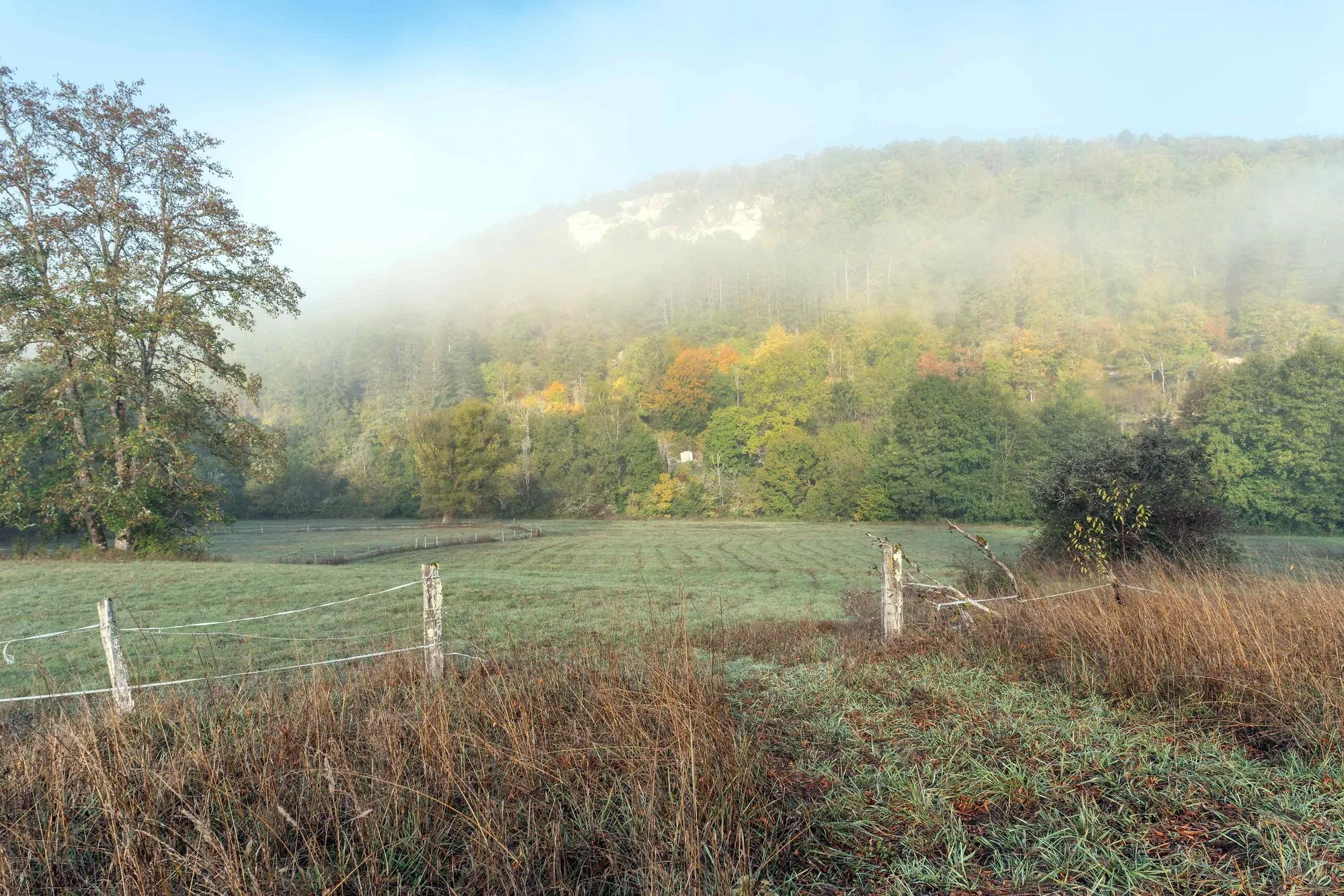 La vallée de l'Ouche dans la brume du matin